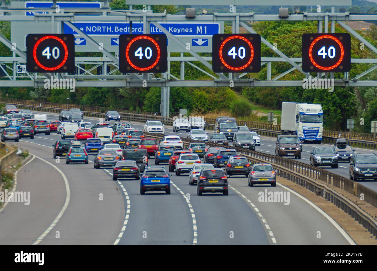 TODDINGTON, ENGLAND, Großbritannien - 04. September 2022 - Verkehr auf der M1 'Smart' Autobahn in der Nähe von Toddington, Bedfordshire, England, Großbritannien. Intelligente Autobahnen waren es schon Stockfoto