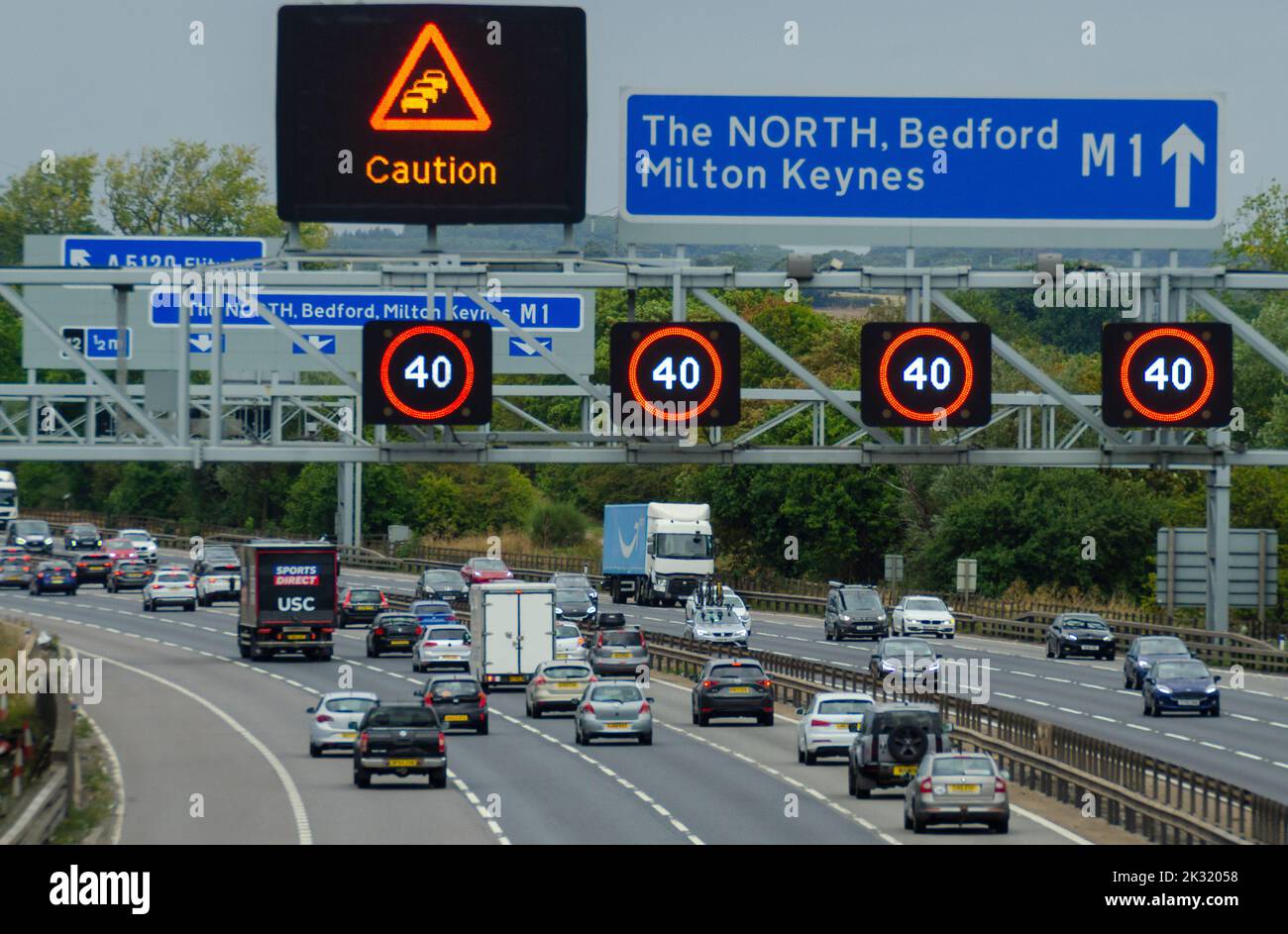 TODDINGTON, ENGLAND, Großbritannien - 03. September 2022 - Verkehr auf der M1 'Smart' Autobahn in der Nähe von Toddington, Bedfordshire, England, Großbritannien. Intelligente Autobahnen waren es schon Stockfoto