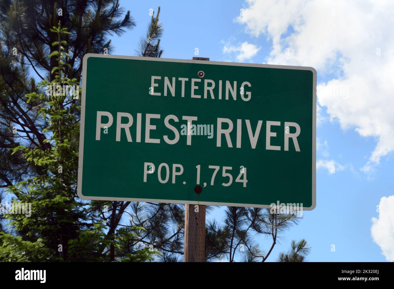 Ein Straßenschild an der Stadtgrenze von Priest River, Idaho, einer kleinen Gemeinde im Bonner County, im Nordwesten von Idaho Panhandle, USA. Stockfoto