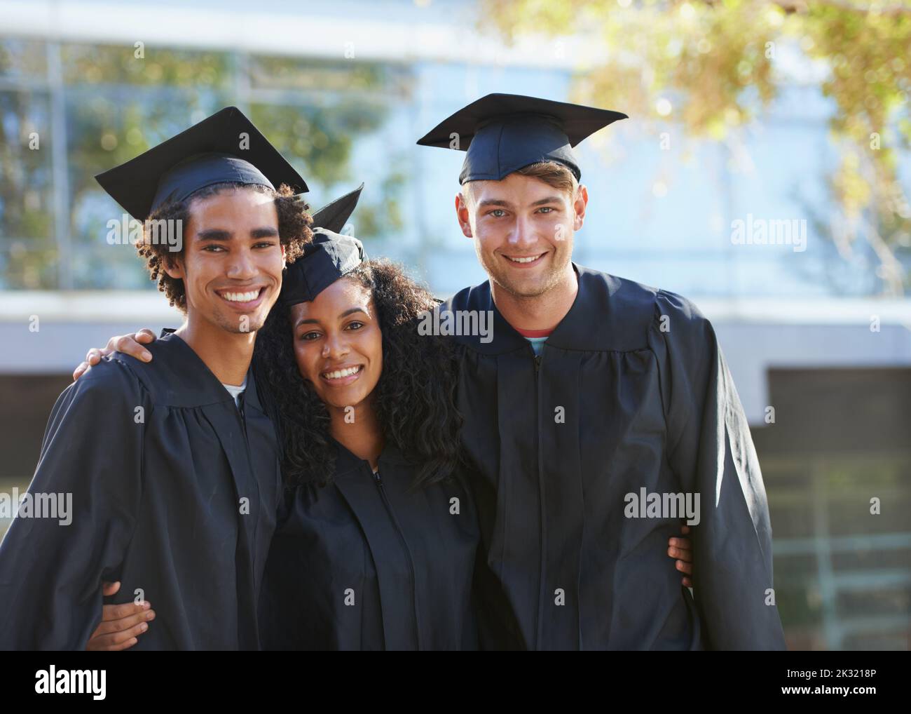 Wir haben es herausgehalten. Portrait einer vielfältigen Gruppe von Studenten am Abschlusstag. Stockfoto