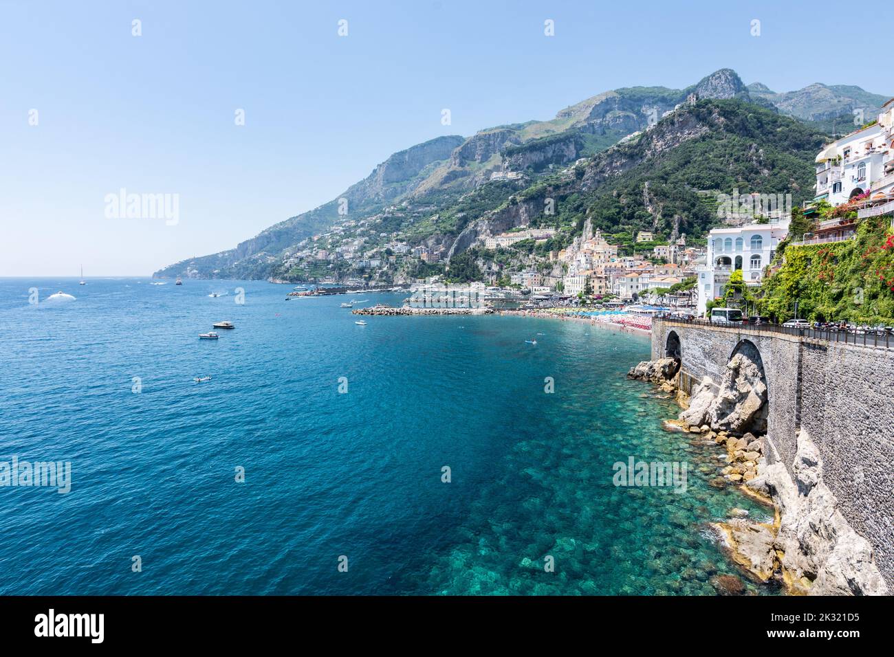Ein Luftblick auf Klippen und Häuser entlang der Amalfiküste, Italien, unter blauem Himmel Stockfoto