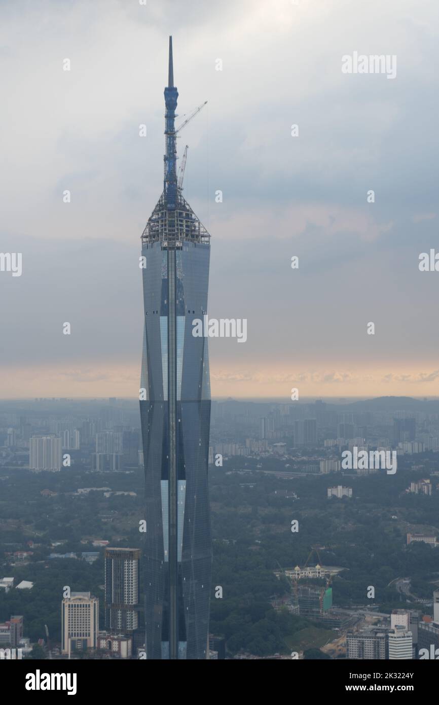 Ein vertikales Bild von der Spitze des Warisan Merdeka Tower mit Ku ala Lumpur Stadtbild Stockfoto