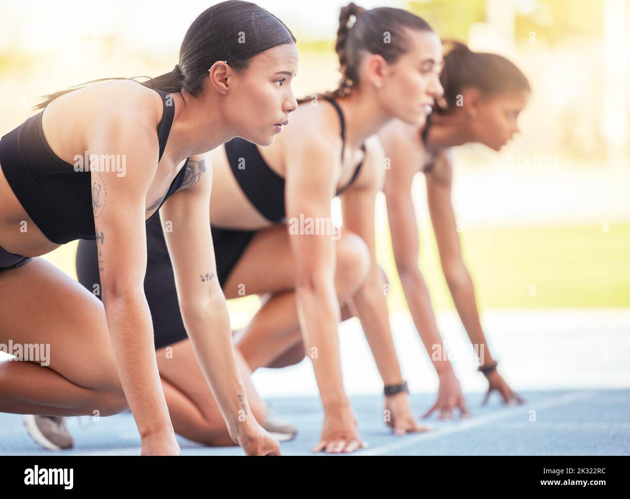 Frauen starten im Freiluftstadion Sportrennen, Laufwettbewerbe und Marathontraining, Fitnessevent und Challenge. Konzentration, Denkweise und Gruppenläufer Stockfoto