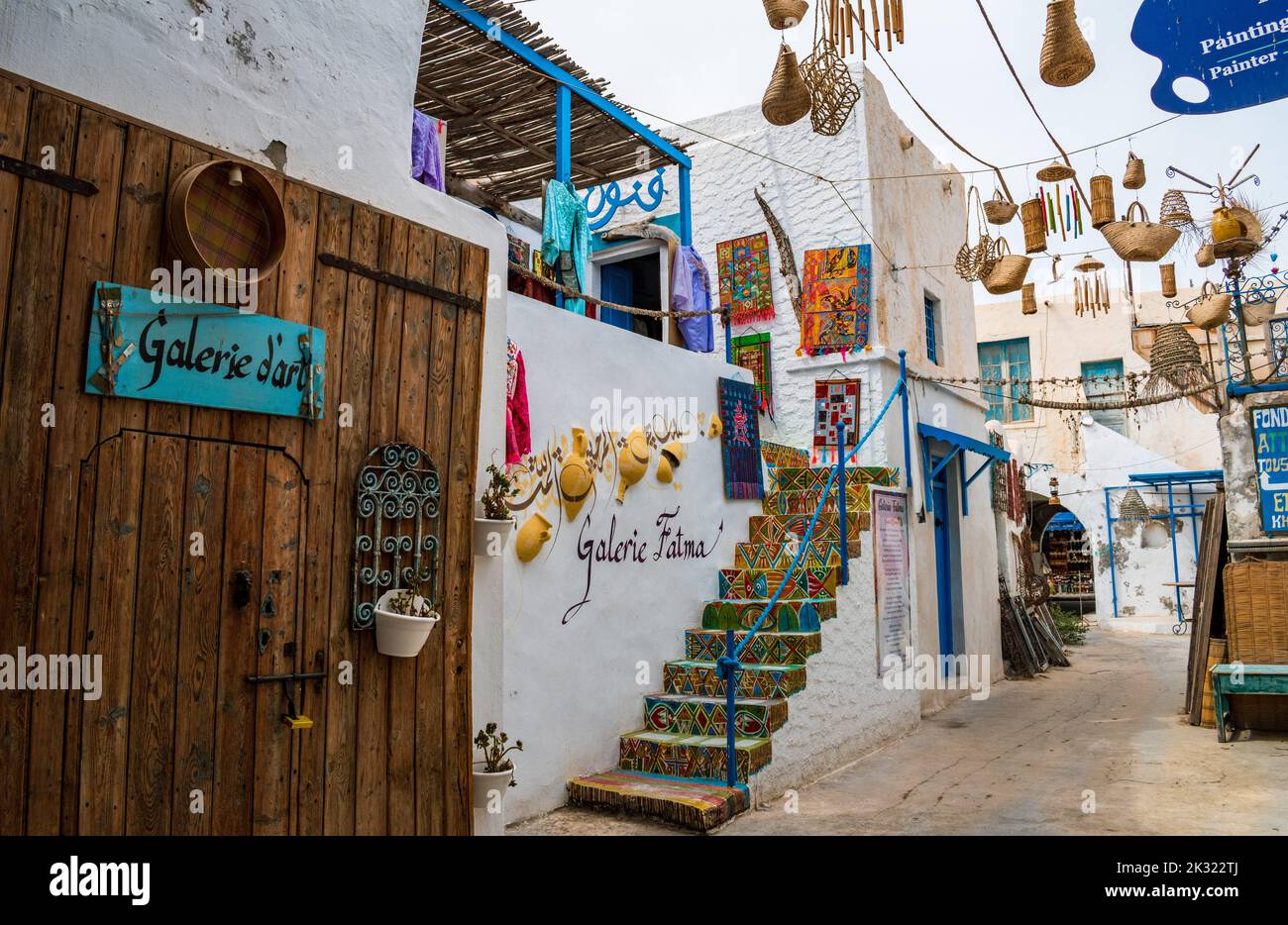 Eine farbenfrohe bemalte Treppe in der Straße von Djerba Stockfoto