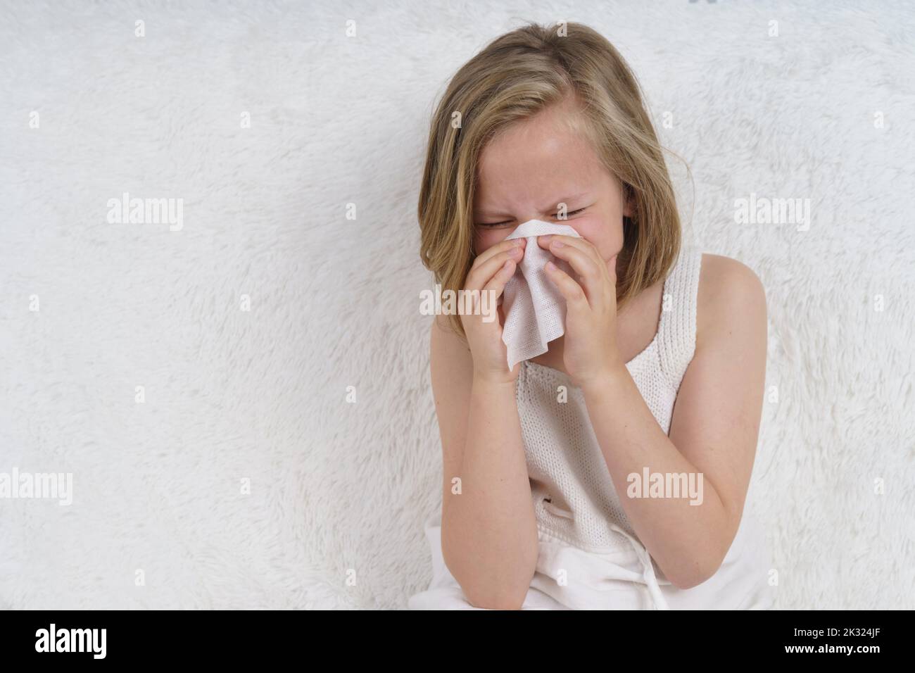 Teenager-Mädchen wischt ihre Nase, laufende Nase. Medizinisches Konzept. Stockfoto