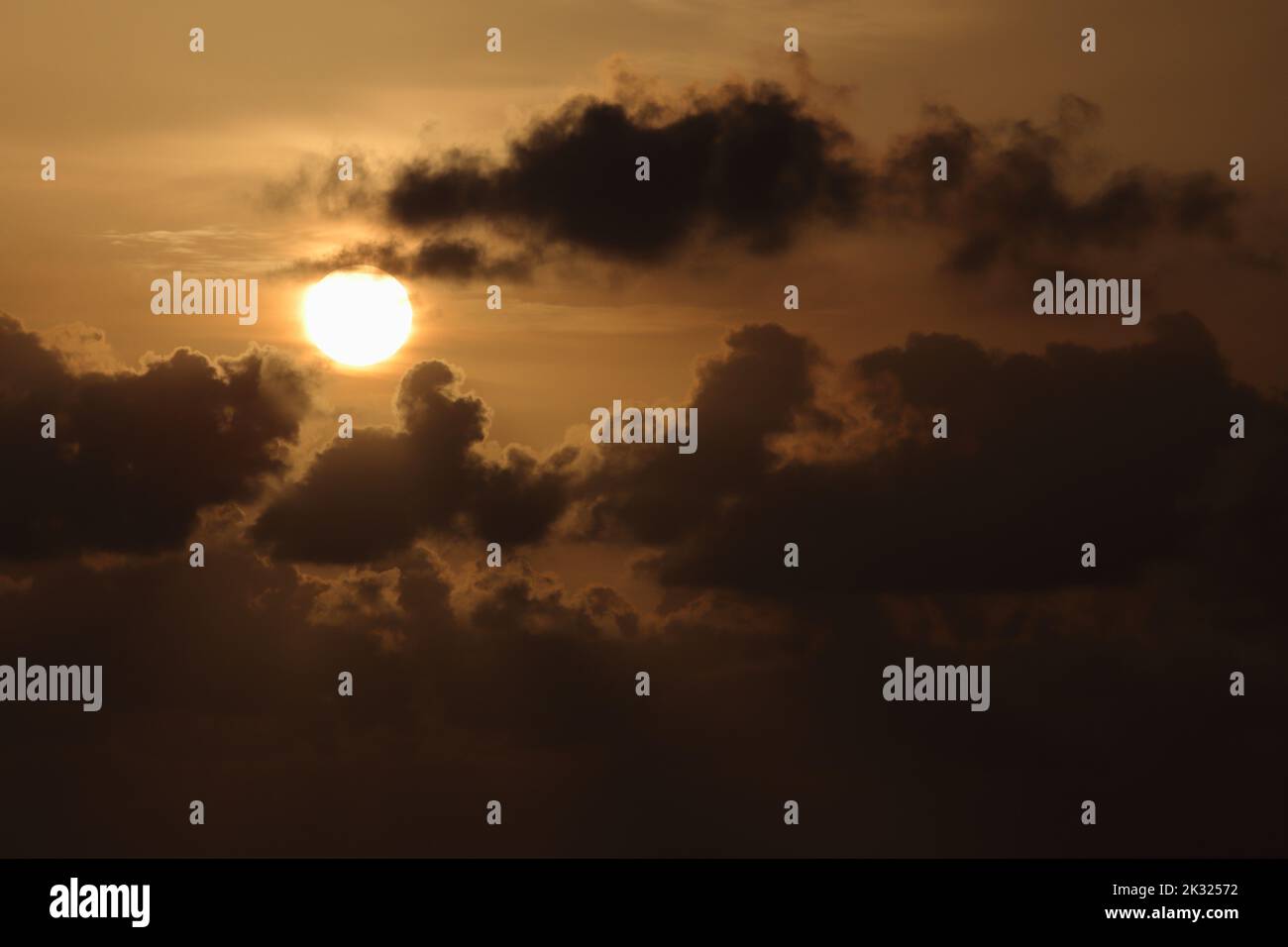 Kontrastierender Morgenhimmel mit dunklen Wolken vor der aufgehenden Sonne Stockfoto