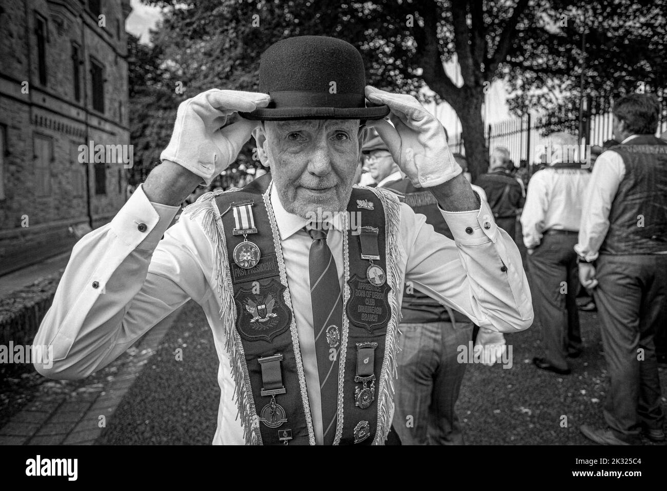 Ehemaliger Präsident von Apprentice Boys mit Bowler Hut vor der Memorial Hall, Derry, Londonderry, Nordirland Stockfoto