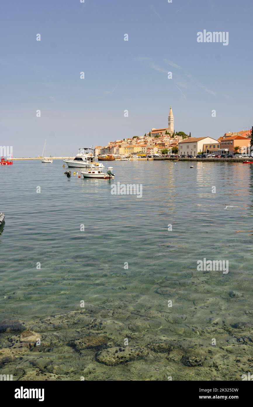 Eine vertikale Aufnahme von Booten, die auf dem Dock von Rovinj, Kroatien, schweben Stockfoto