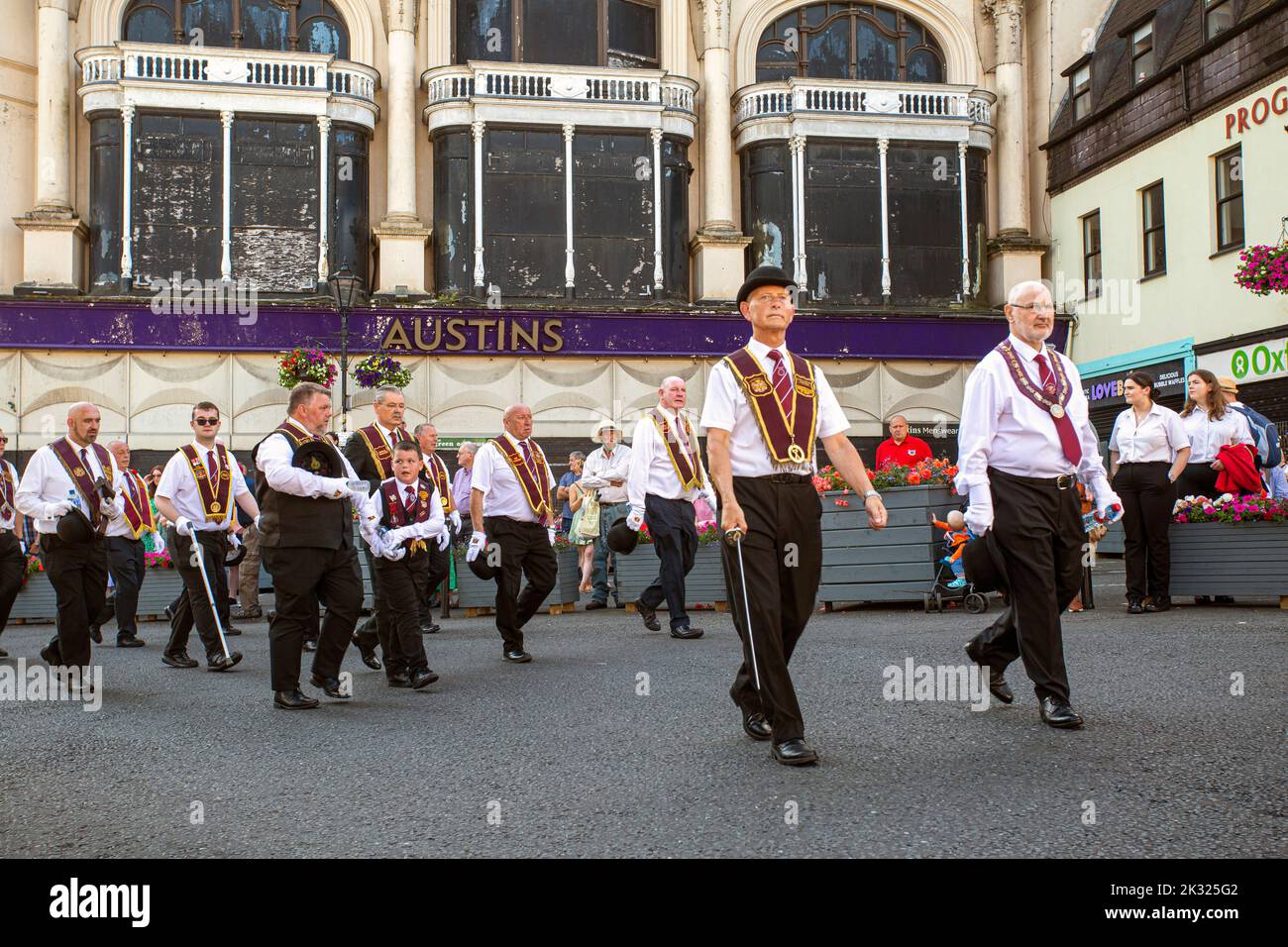 13. August 2022, Londonderry. 10.000 Apprentice Boys of Derry und 120 Bands nahmen an der jährlichen Relief of Derry-Parade Teil, der größten loyalen Orderparade Stockfoto