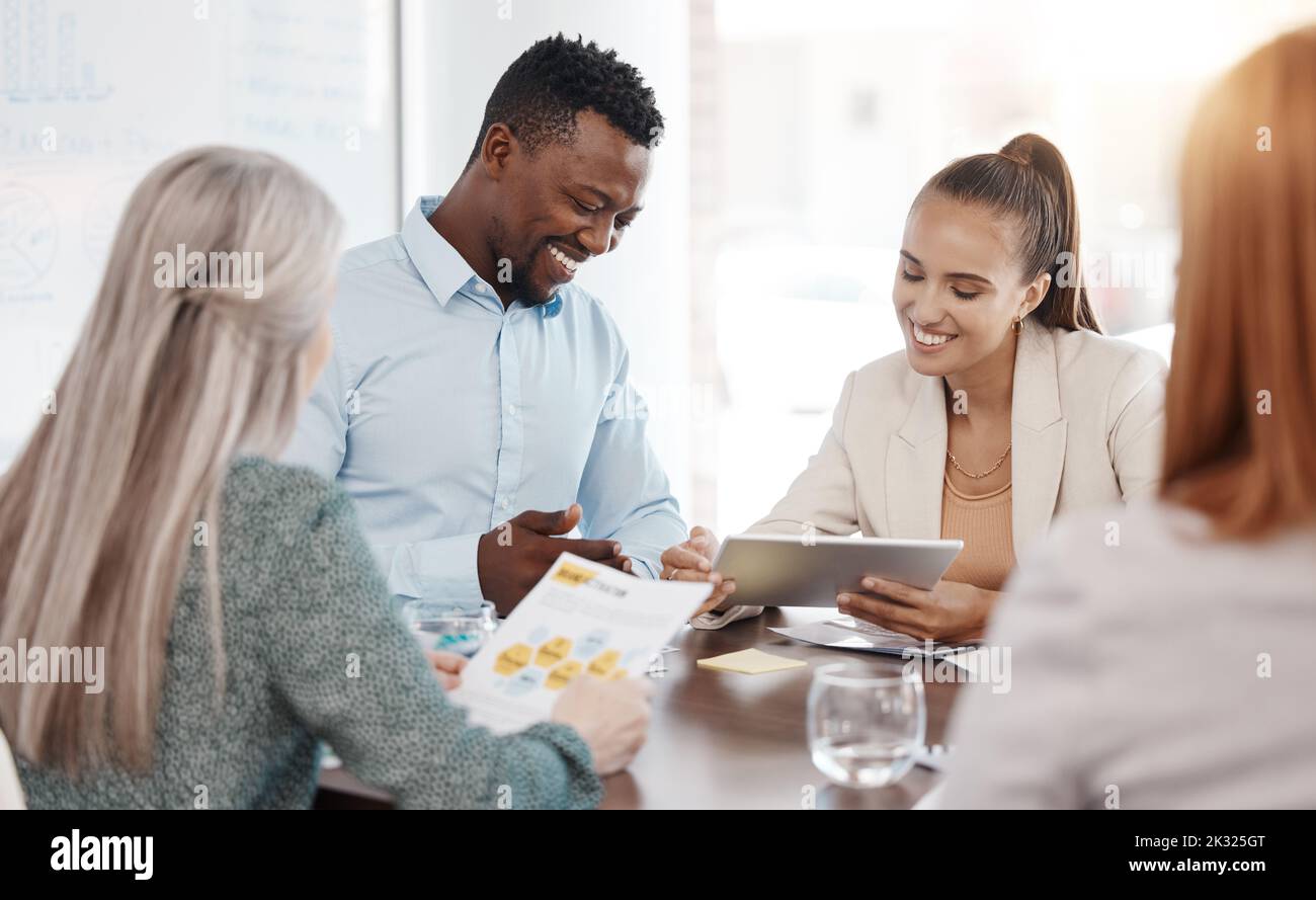Planung von Unternehmens-, Geschäftstreffen und Tablets mit glücklichen Rückmeldungen vom Management. Mitarbeiter im Büro sprechen positiv über das Unternehmensziel Stockfoto