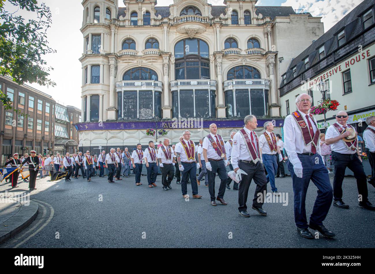 13. August 2022, Londonderry. 10.000 Apprentice Boys of Derry und 120 Bands nahmen an der jährlichen Relief of Derry Parade Teil. Stockfoto
