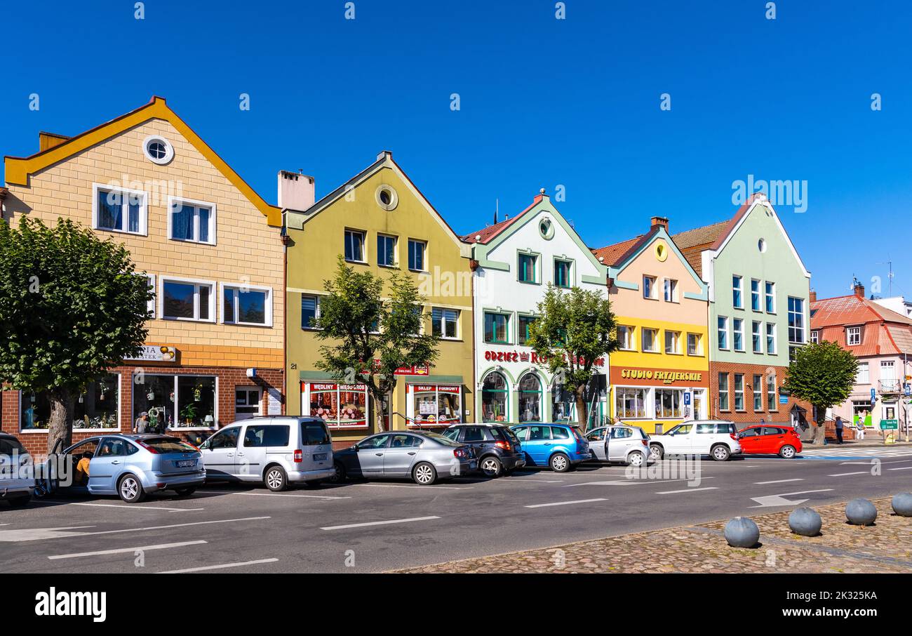 Trzebiatow, Polen - 11. August 2022: Farbenfrohe historische Mietshäuser am Rynek Hauptmarktplatz in der Altstadt von Trzebiatow Stockfoto