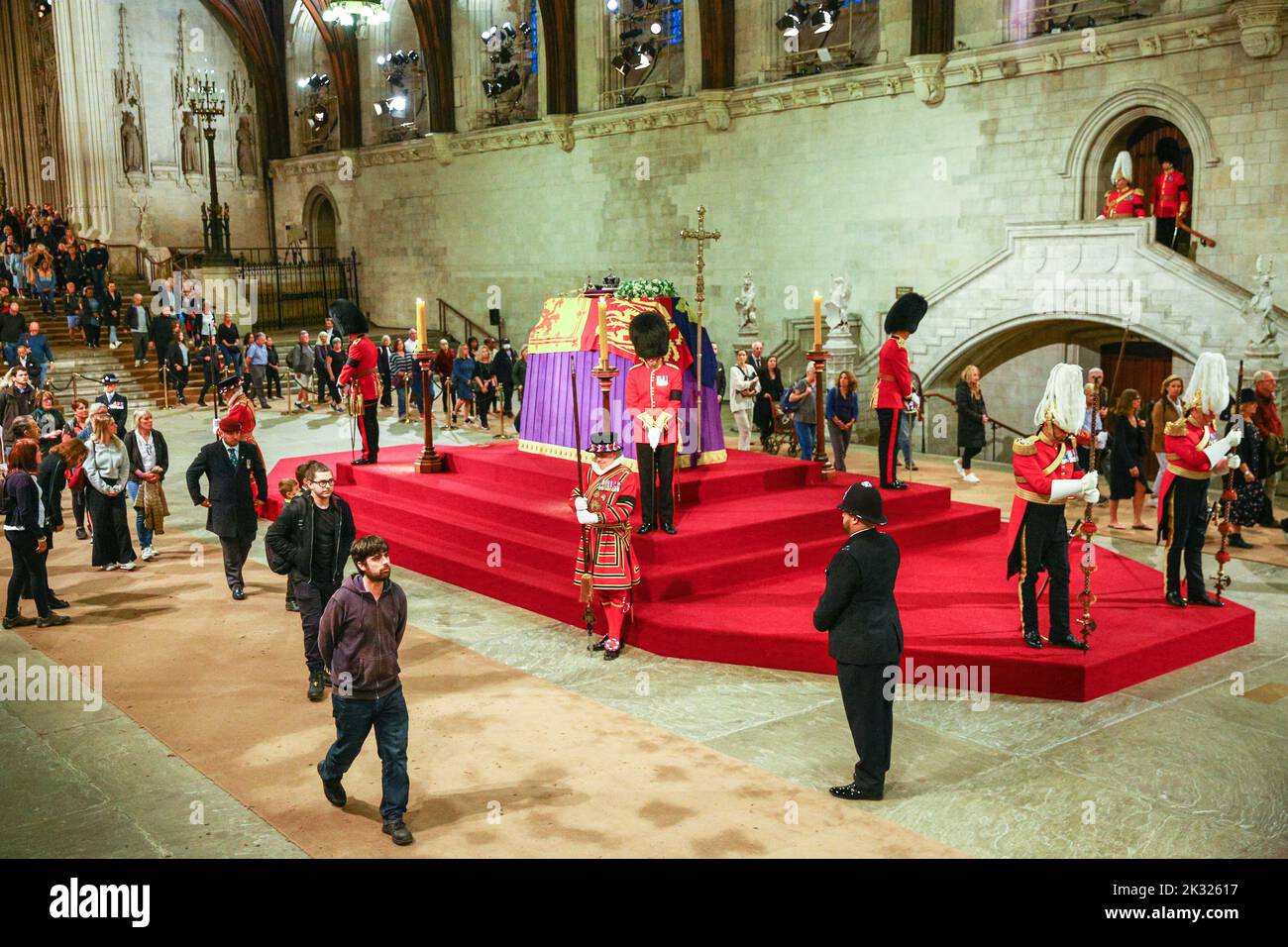 Mitglieder der Öffentlichkeit sehen den Sarg von Königin Elizabeth II. Während der Zeit des Liegens in der Westminster Hall, London, England, Großbritannien Stockfoto