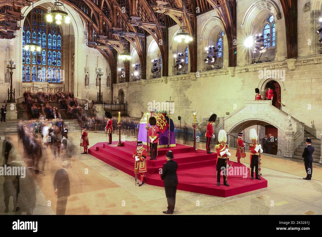 Mitglieder der Öffentlichkeit sehen den Sarg von Königin Elizabeth II. Während der Zeit des Liegens in der Westminster Hall, London, England, Großbritannien Stockfoto
