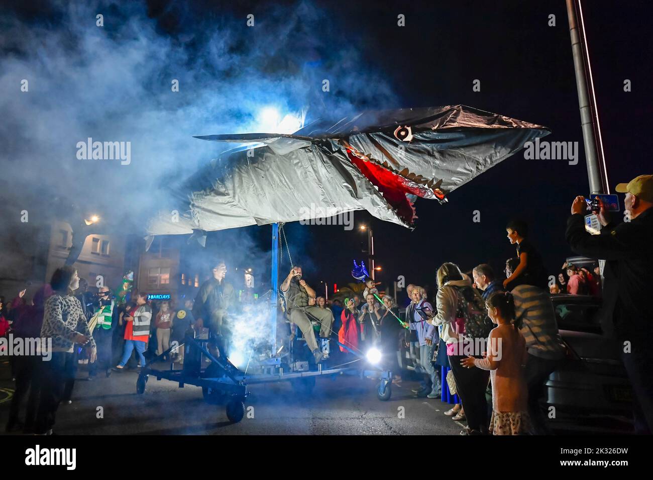 Weymouth, Dorset, Großbritannien. 23.. September 2022. Tausende von Zuschauern säumten die Straßen von Weymouth in Dorset, um die Dunklen Illuminationen der Dämmerung zu beobachten - ein Ozeanabenteuer, Peixos (was auf Katalanisch Fisch bedeutet) von Sarruga, einem Theaterensemp aus Barcelona. Die faszinierende Parade in einer unheimlichen Unterwasserwelt mit beleuchteten Meereslebewesen zeigte Marionetten von Riesenfischen, Quallen, Seegras und einem Hai, die alle mit dem Fahrrad angetrieben wurden. Die von Activate Performing Arts organisierten Aufführungen finden an zwei Abenden am 23.. Und 24.. September statt. Bildnachweis: Graham Hunt/Alamy Live News Stockfoto