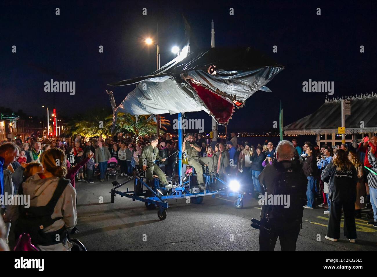 Weymouth, Dorset, Großbritannien. 23.. September 2022. Tausende von Zuschauern säumten die Straßen von Weymouth in Dorset, um die Dunklen Illuminationen der Dämmerung zu beobachten - ein Ozeanabenteuer, Peixos (was auf Katalanisch Fisch bedeutet) von Sarruga, einem Theaterensemp aus Barcelona. Die faszinierende Parade in einer unheimlichen Unterwasserwelt mit beleuchteten Meereslebewesen zeigte Marionetten von Riesenfischen, Quallen, Seegras und einem Hai, die alle mit dem Fahrrad angetrieben wurden. Die von Activate Performing Arts organisierten Aufführungen finden an zwei Abenden am 23.. Und 24.. September statt. Bildnachweis: Graham Hunt/Alamy Live News Stockfoto