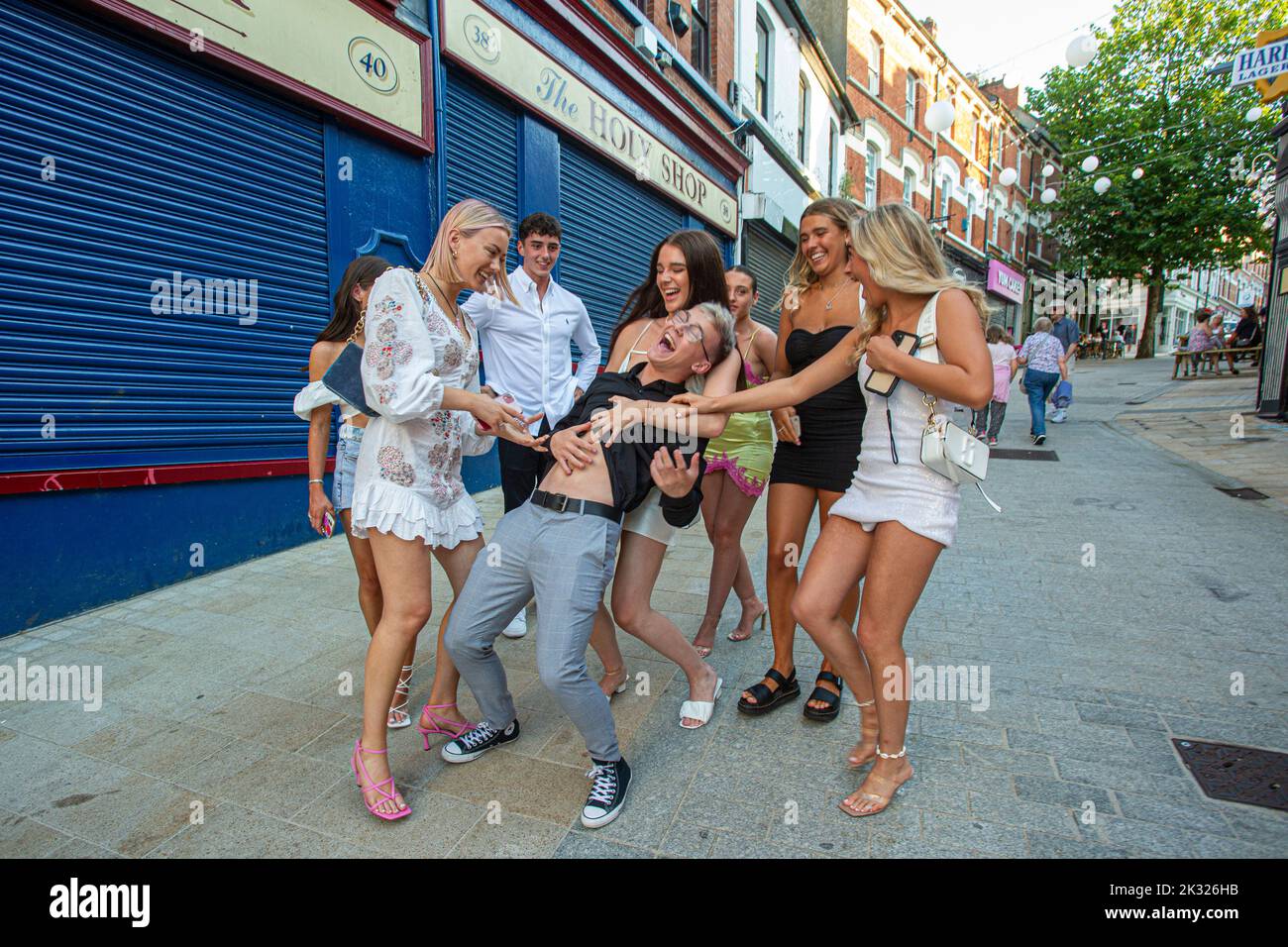 Junge Leute, die Spaß haben in den Straßen von Derry über das Wochenende , Londonderry , Northern Irland . Stockfoto