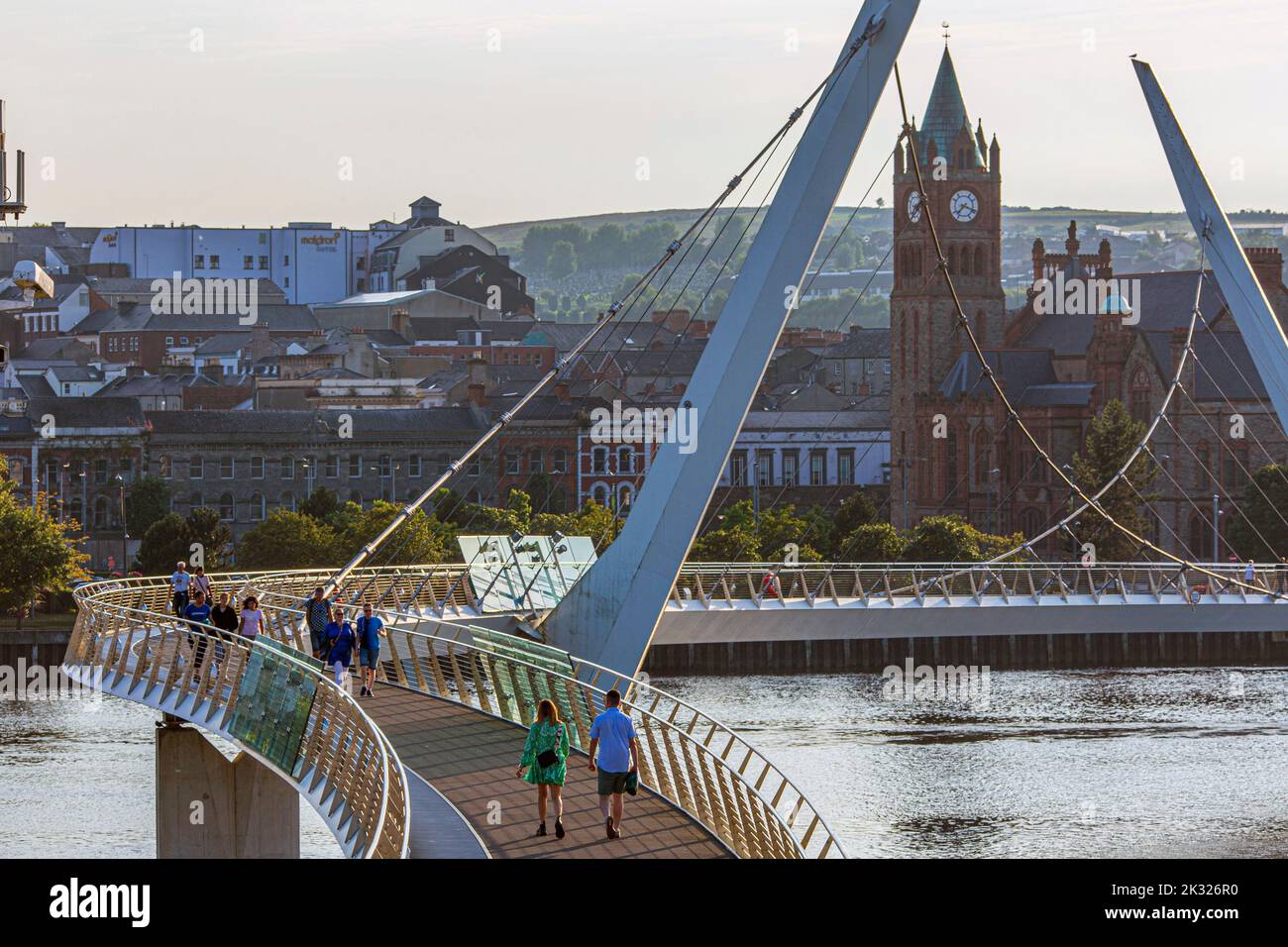 Die Peace Bridge und Guild Hall in Londonderry / Derry in Nordirland. Stockfoto