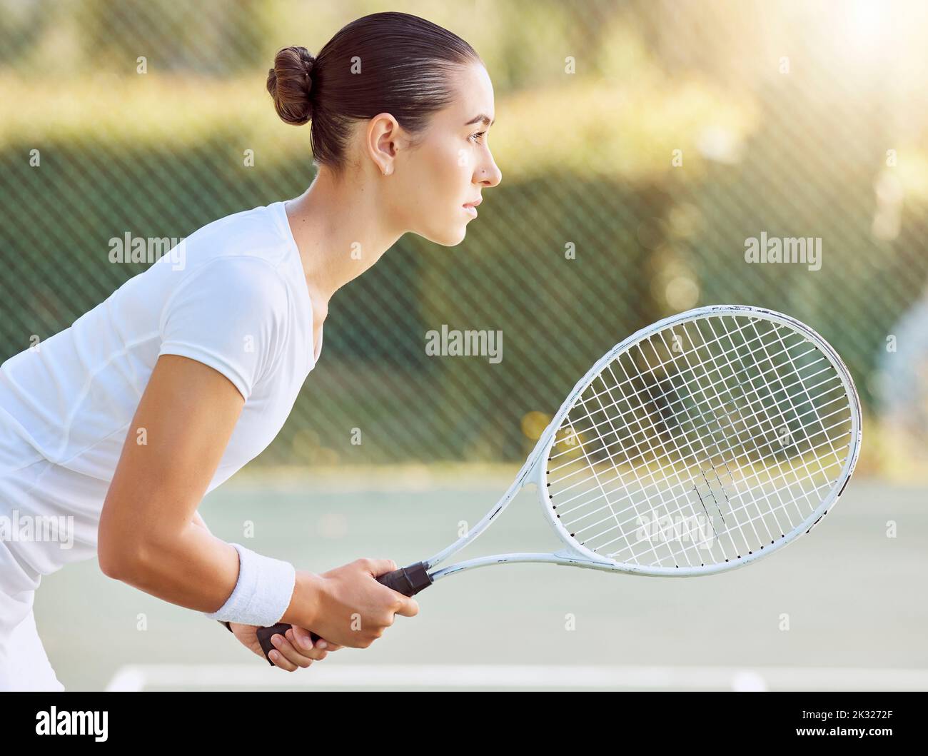 Sport Fitness, Fokus und Tennis Frau bereit für den Start von Spiel, Spiel oder Turnier-Wettbewerb mit Flare. Motivation, Bewegung und Training Mädchen Stockfoto