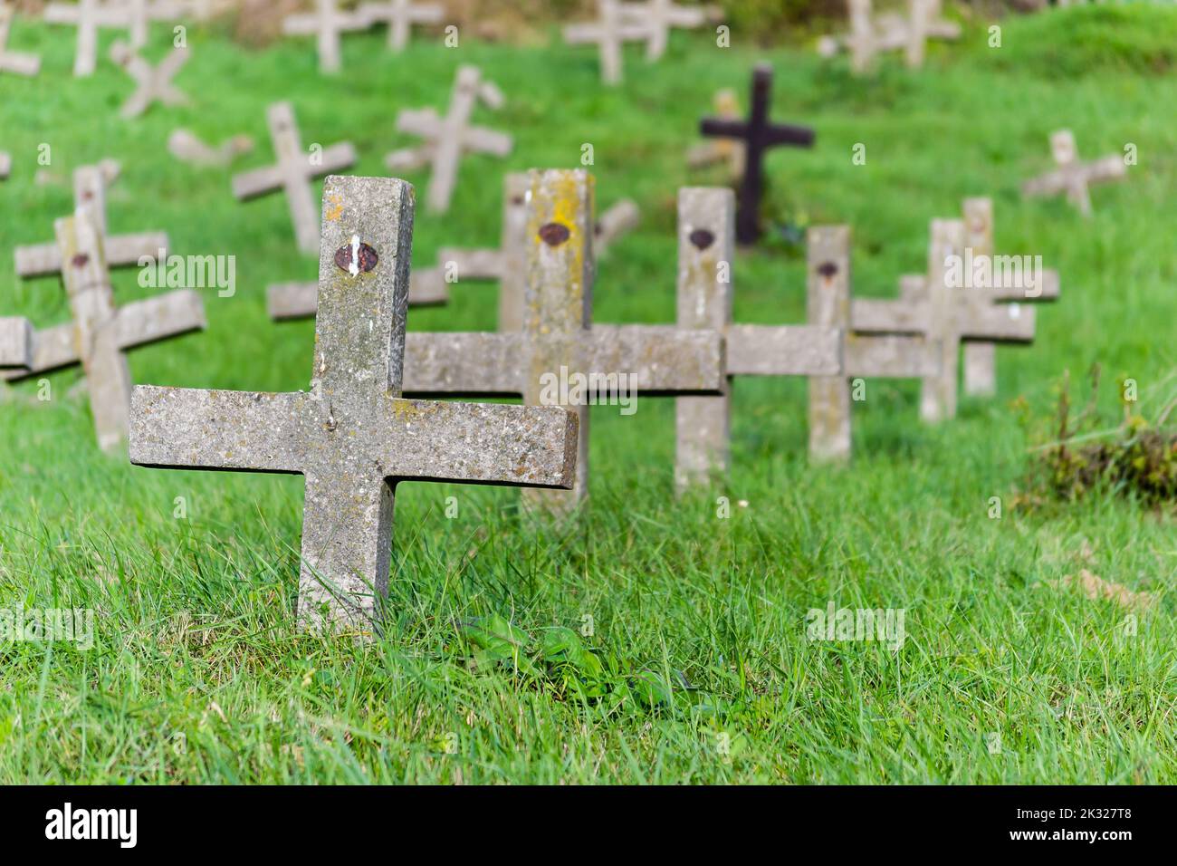 Grabsteine auf dem alten Friedhof. Betongrabsteinkreuze auf dem alten Friedhof. Stockfoto
