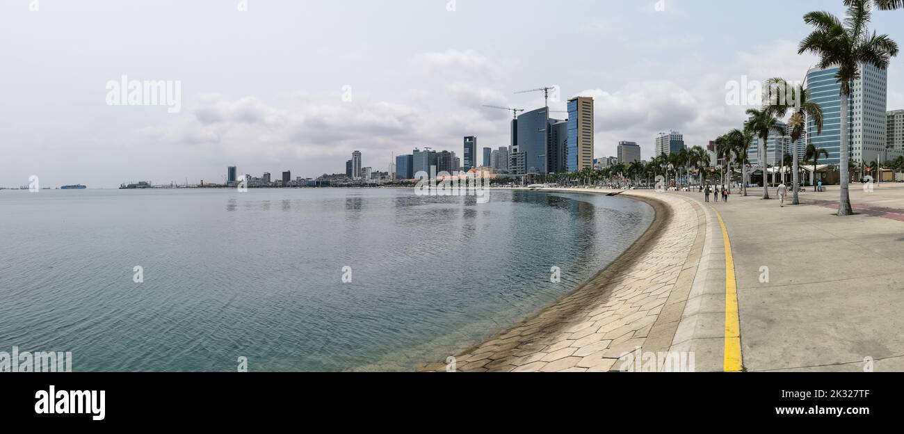 Luanda Angola - 09 17 2022: Panoramablick auf die Luanda Bucht und Luanda marginal, Fußgängerweg mit tropischen Palmen, Downtown Lifestyle, Taxi Stockfoto