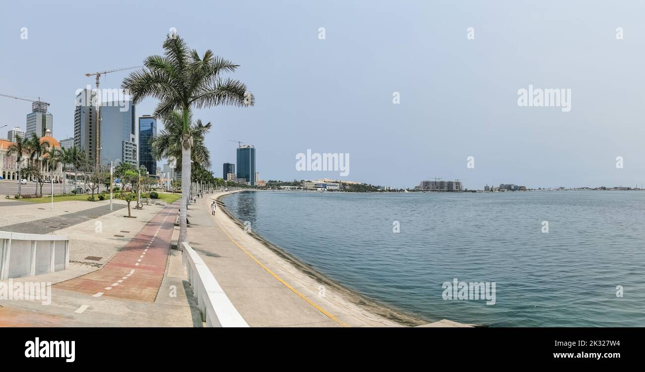 Luanda Angola - 09 17 2022: Panoramablick auf die Luanda Bucht und Luanda marginal, Fußgängerweg mit tropischen Palmen, Downtown Lifestyle, Taxi Stockfoto