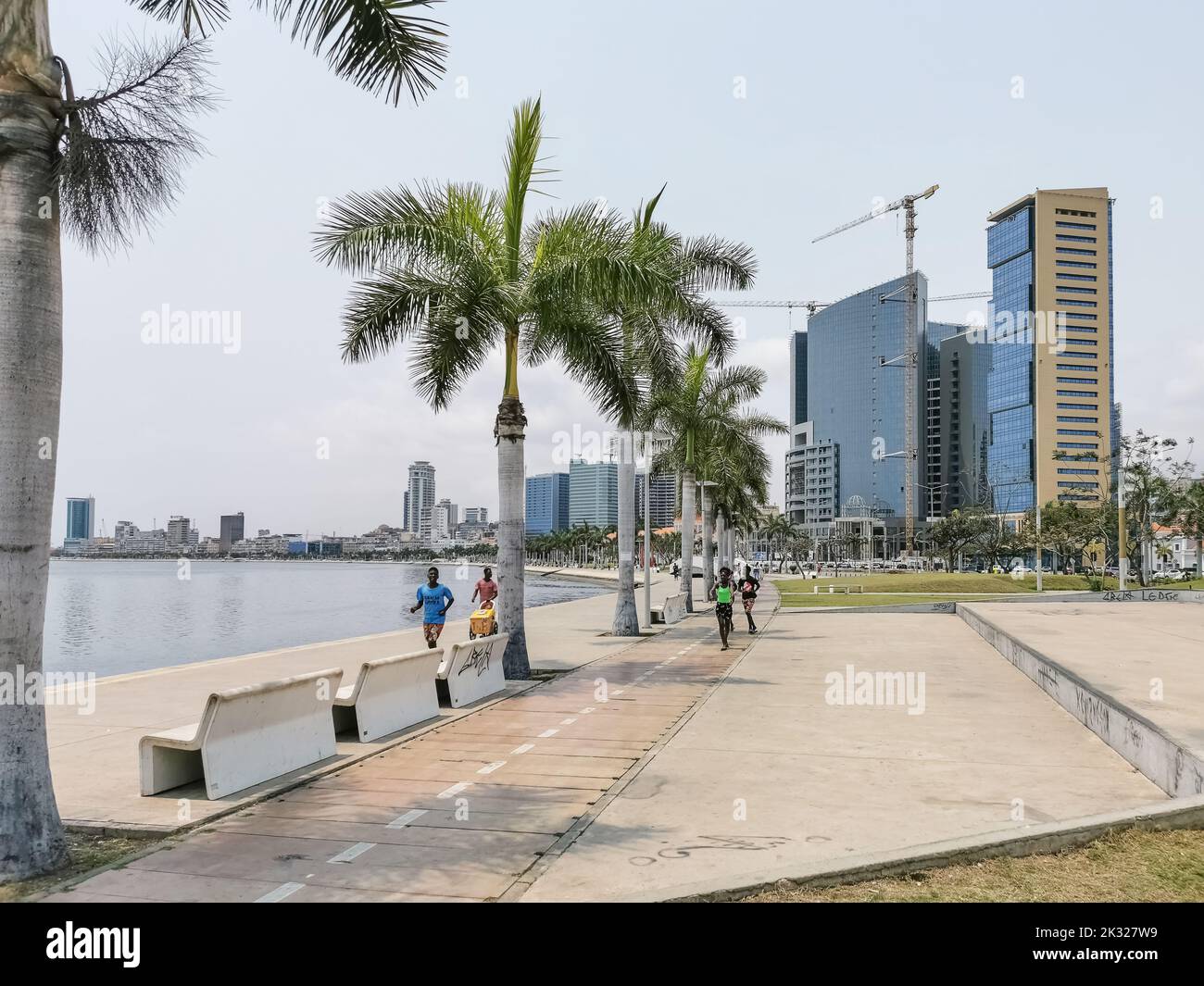 Luanda Angola - 09 17 2022: Panoramablick auf die Luanda Bucht und Luanda marginal, Fußgängerweg mit tropischen Palmen, Downtown Lifestyle, Taxi Stockfoto