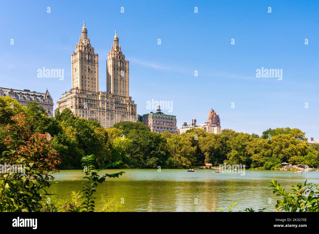 Skyline-Panorama mit Eldorado-Gebäude und Stausee mit Booten im Central Park in Midtown Manhattan in New York City Stockfoto