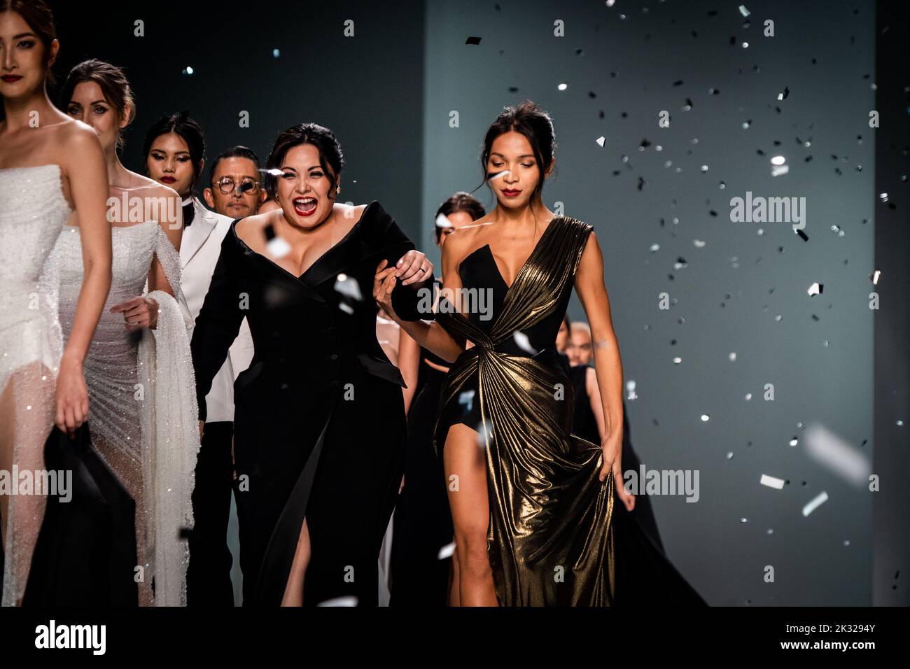 Bangkok, Thailand. 23. September 2022. Die thailändisch-australische Sängerin Mariam Gray wird auf dem Laufsteg von der thailändischen LGBTQ-Künstlerin Angele Anang Pokinwuttipob unterstützt. Die thailändische Marke „POEM“ von Sean Chavanon Caisiri präsentiert ihre neue Kollektion im Rahmen der Bangkok International Fashion Week in Bangkok. (Foto von Matt Hunt/SOPA Images/Sipa USA) Quelle: SIPA USA/Alamy Live News Stockfoto