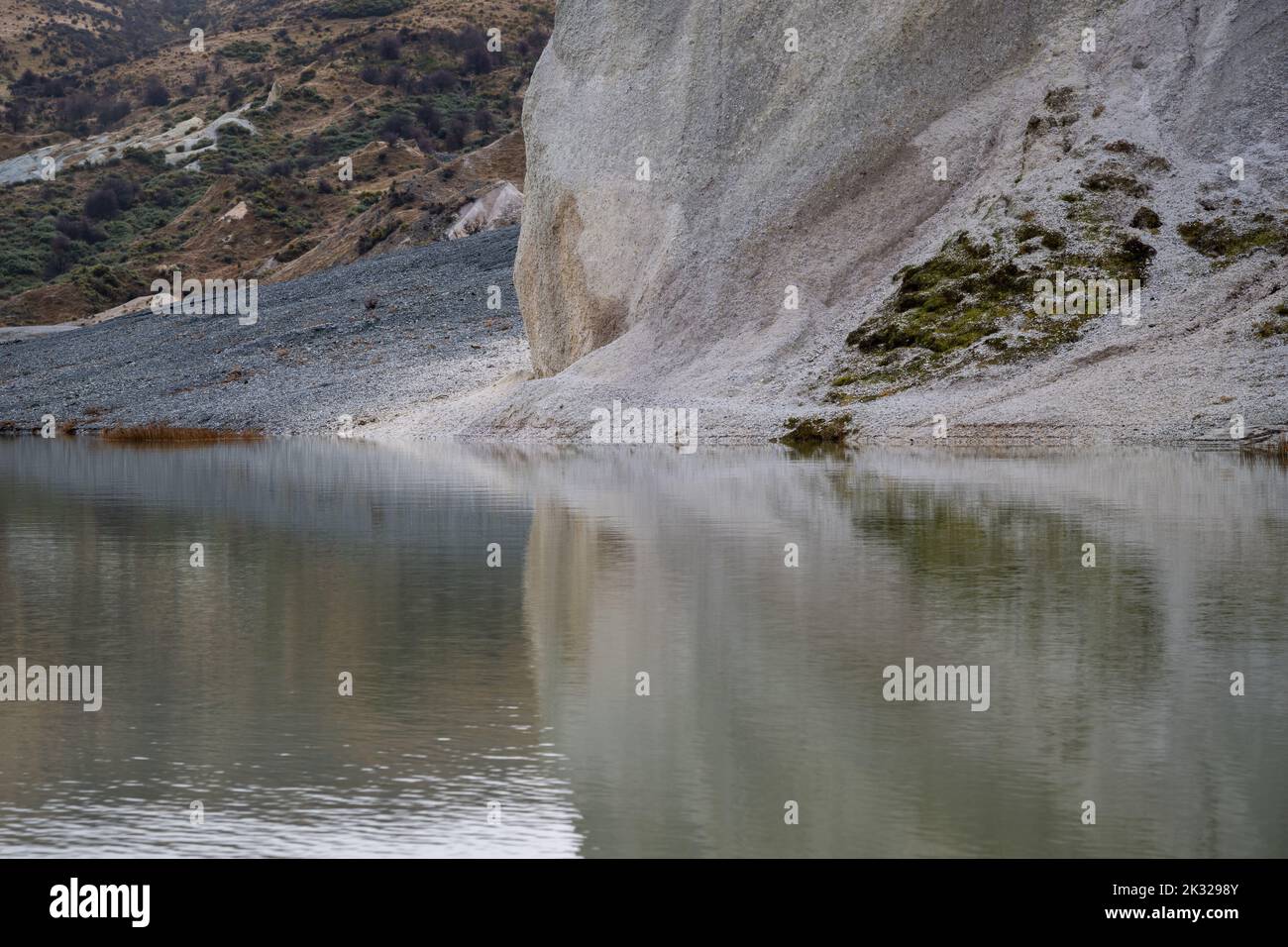 Felsen in Blue Lake, St. Bathans, Central Otago. Stockfoto