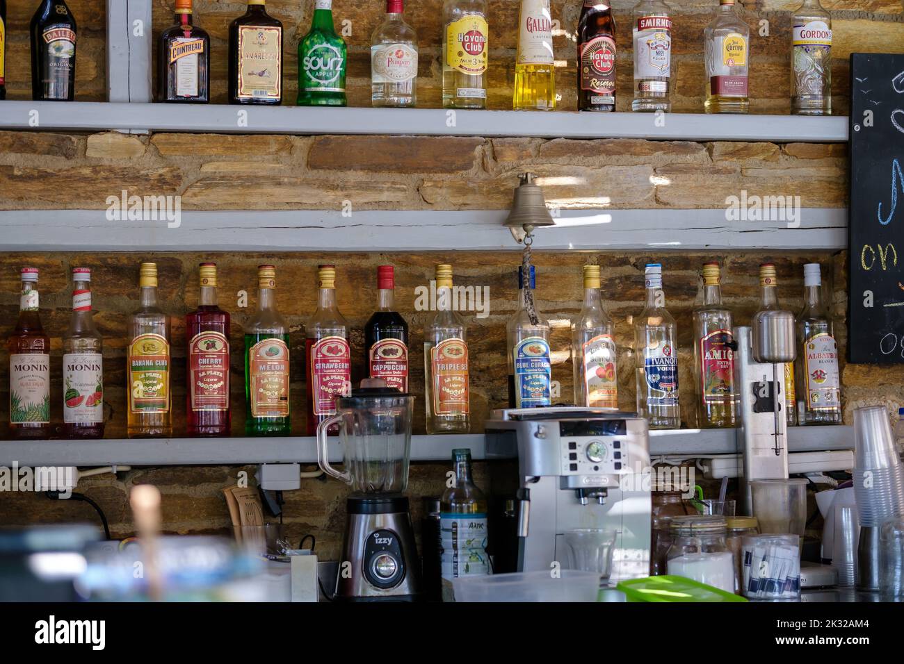 IOS, Griechenland - 13. September 2022 : Blick auf verschiedene Alkoholflaschen an einer Strandbar im Freien in Griechenland Stockfoto