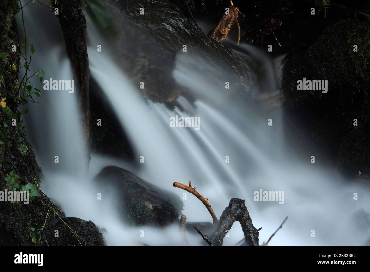 Nebenfluss der Afon Rhiwddolion. Stockfoto