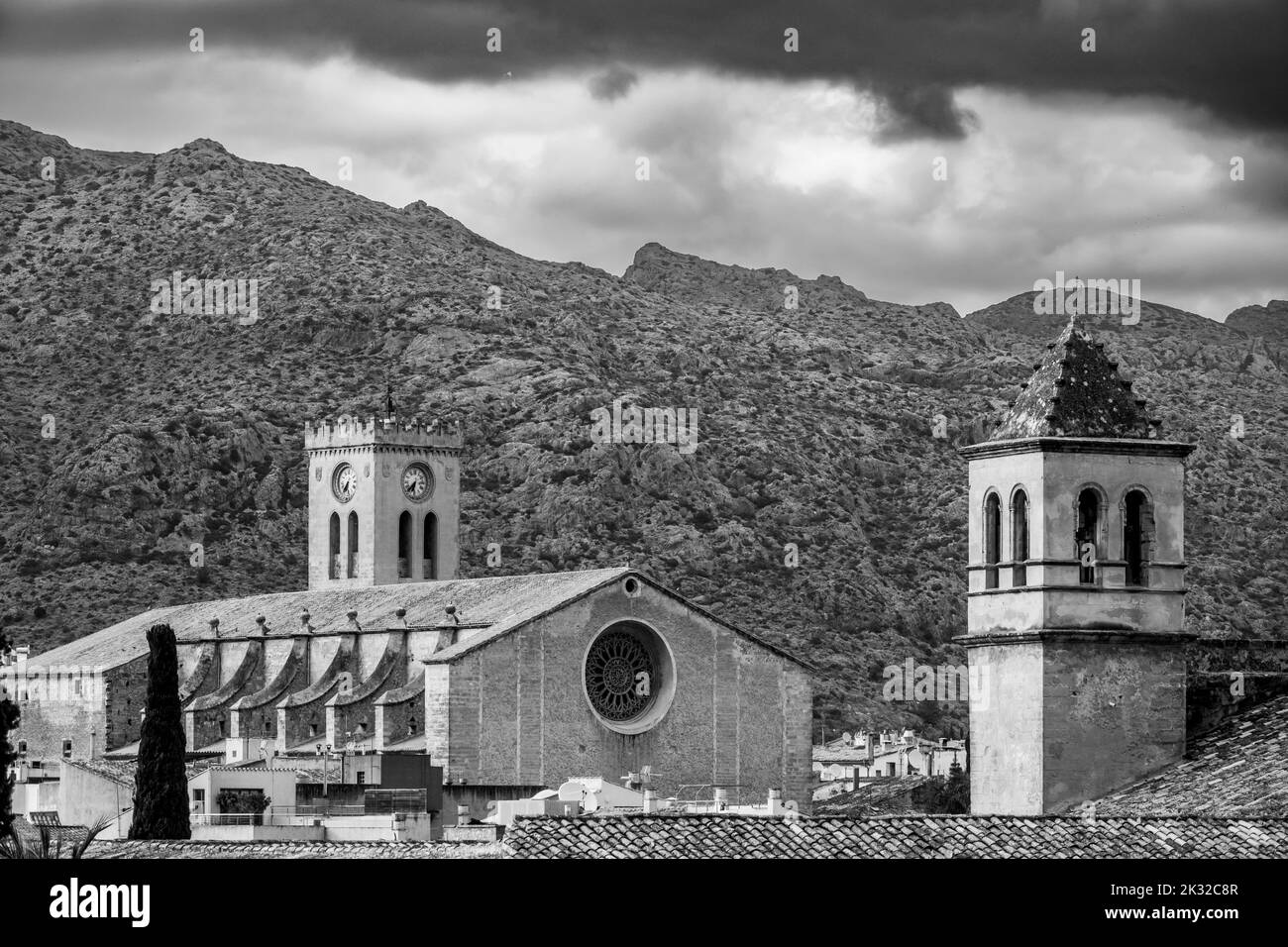Schwarz-Weiß-Ansicht der historischen Denkmäler von Pollença (Spanien) bei Sonnenuntergang: Kirche des Mare de Déu dels Àngels und Kloster von Santo Domingo Stockfoto