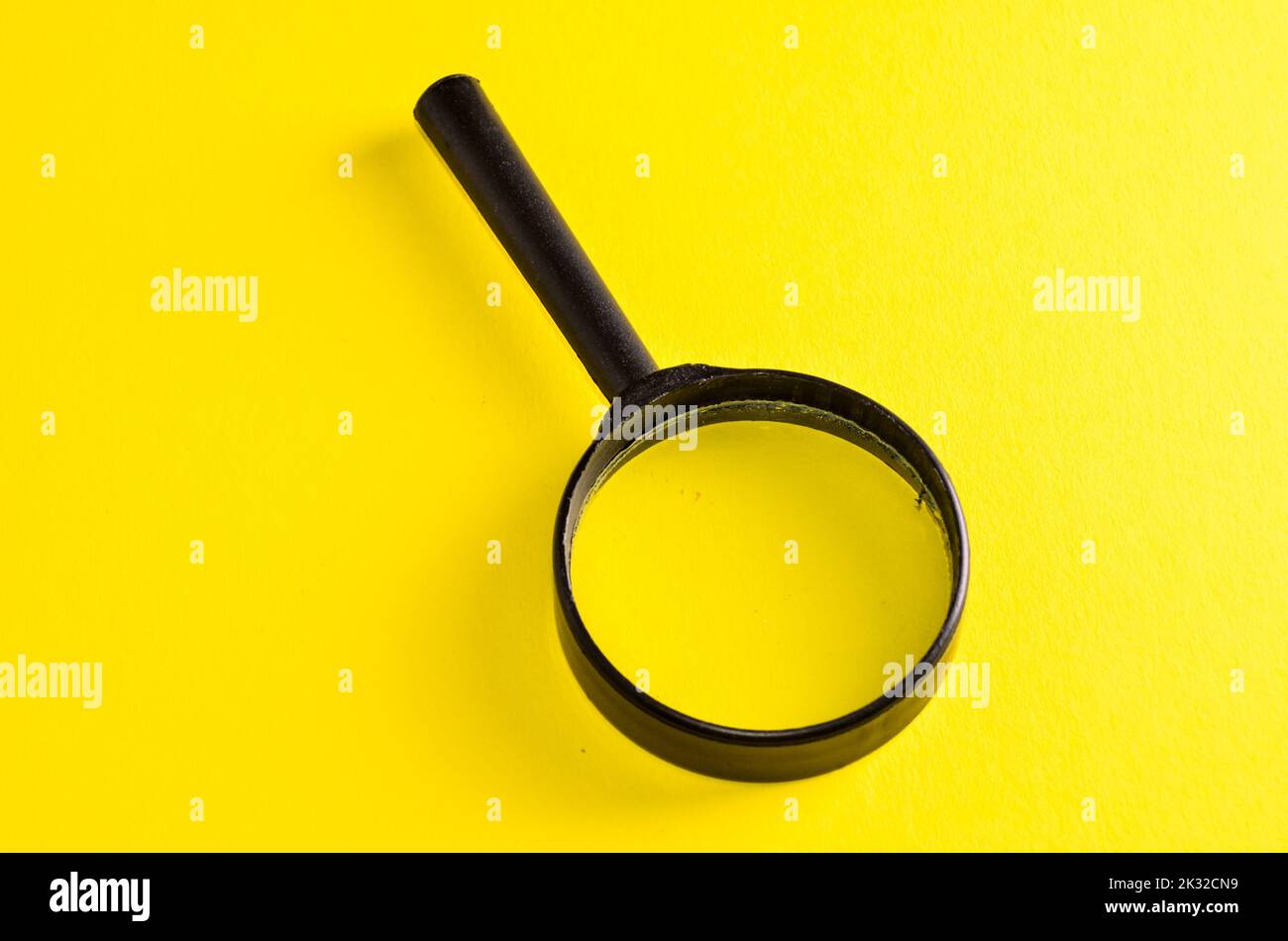 Eine Lupe auf gelbem Hintergrund Stockfoto