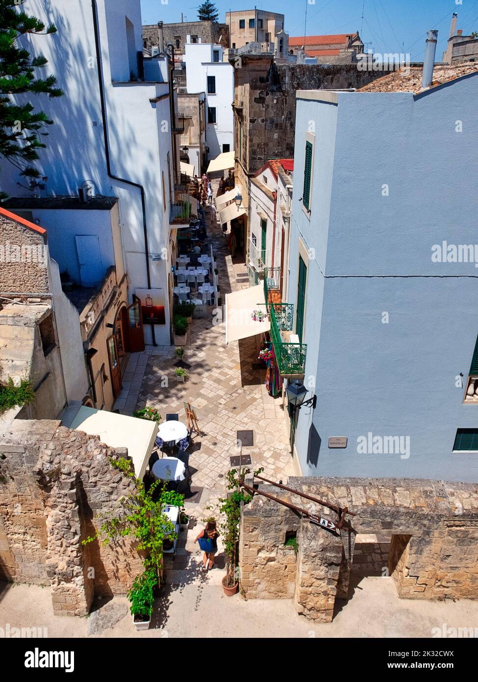 Otranto, Apulien, Italien. Die Hauptstraße des historischen Zentrums im Sommer. Die Straße ist gesäumt von Geschäften, Bars und Restaurants. Stockfoto