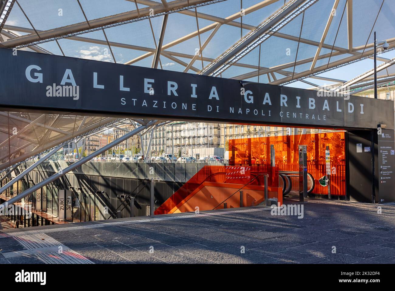 Neapel, Italien: 21. September 2022: Eingang zur Einkaufspassage Garibaldi, einem Einkaufszentrum und Knotenpunkt für den Anschluss an die Napoli Centrale Bahn Stockfoto