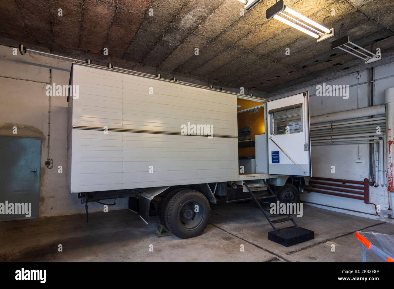 Bautzen: LKW W50 für Gefangenentransport, im Gefängnis Bautzen Memorial, Gedenkstätte für die Opfer der beiden Gefängnisse Bautzen I und Forme Stockfoto