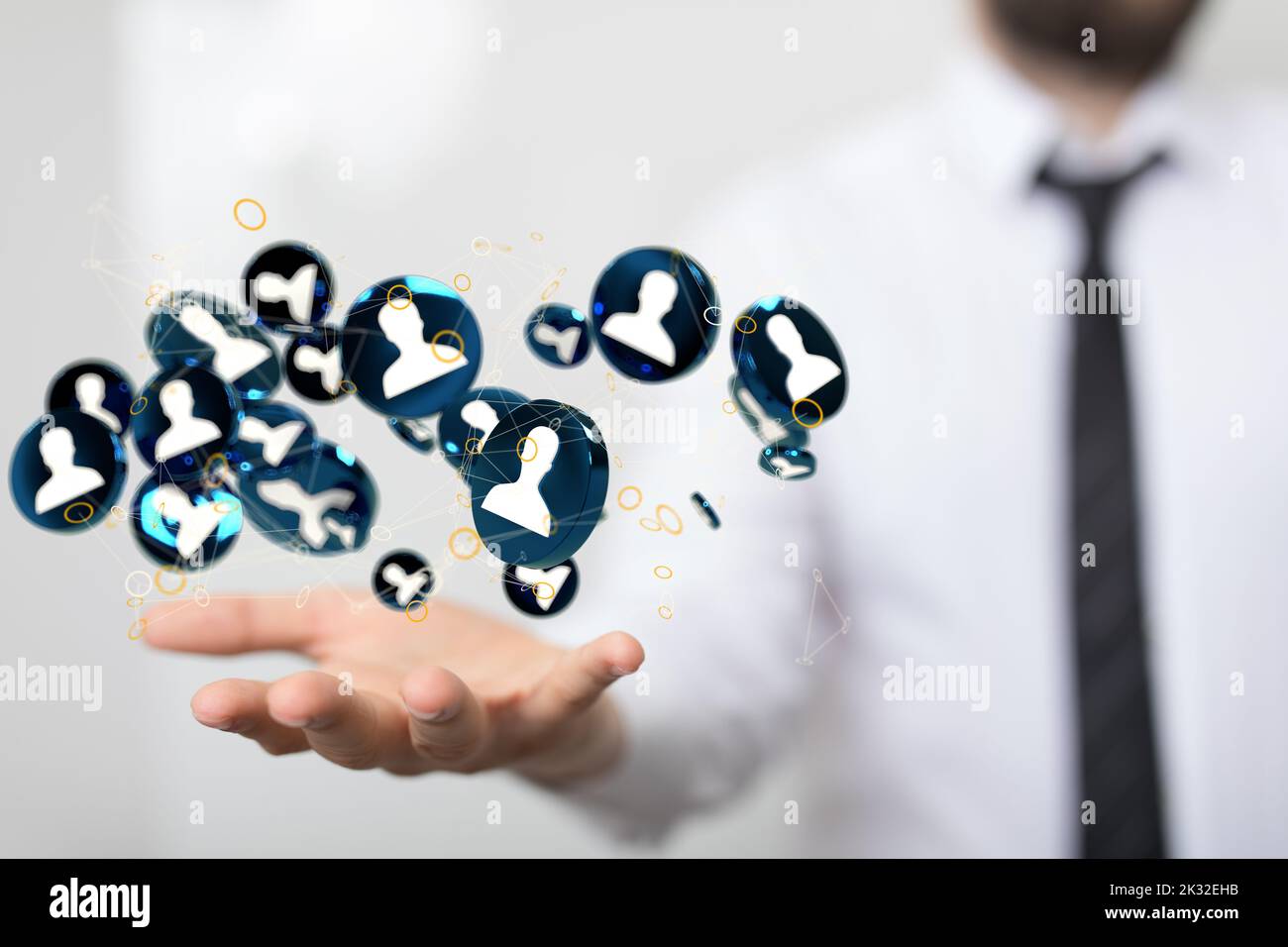 Die Hand des Mannes, der Ikonen auf der Hand hält. Netzwerkkonzept für Unternehmen Stockfoto