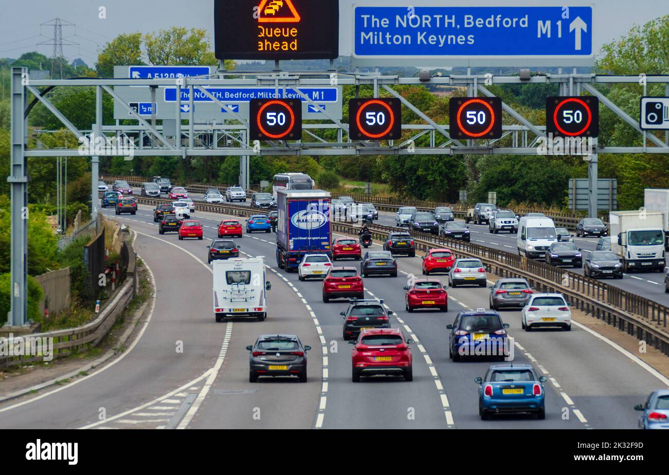 TODDINGTON, ENGLAND, Großbritannien - 04. September 2022 - Verkehr auf der M1 'Smart' Autobahn in der Nähe von Toddington, Bedfordshire, England, Großbritannien. Intelligente Autobahnen waren es schon Stockfoto