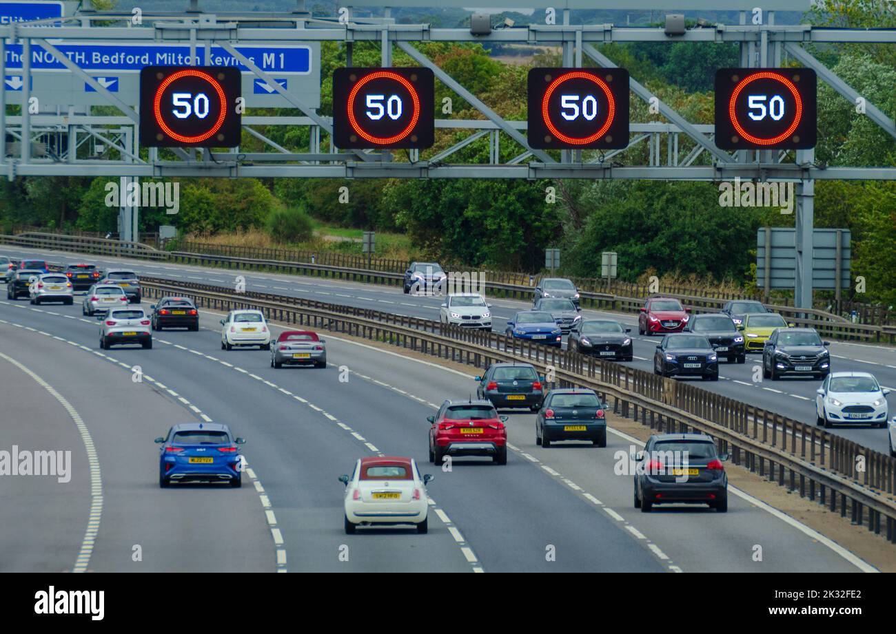 TODDINGTON, ENGLAND, Großbritannien - 04. September 2022 - Verkehr auf der M1 'Smart' Autobahn in der Nähe von Toddington, Bedfordshire, England, Großbritannien. Intelligente Autobahnen waren es schon Stockfoto