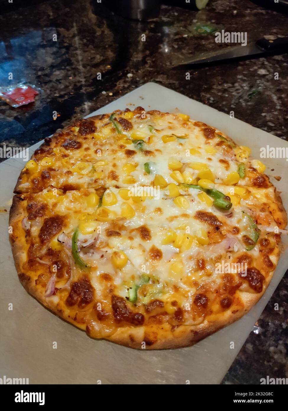 Pizza Party. Hausgemachte süße Mais-Pizza. Dehradun Indien. Stockfoto