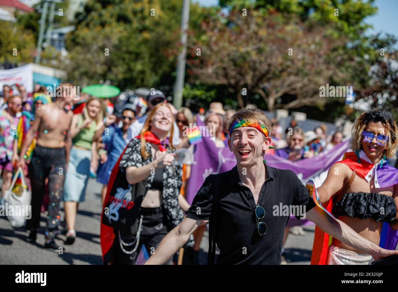 Brisbane, Australien. 24. September 2022. Ein Marcher, der während des Brisbane Pride March in Aktion gesehen wurde. LGBT-Mitglieder und Verbündete marschierten im Rahmen des Brisbane Pride Festivals durch das West End von Brisbane zum Musgrave Park, nachdem sie sich aufgrund der COVID 19-Pandemie zwei Jahre lang verspätet hatten. Brisbane Pride feiert und unterstützt die LGBTIQ-Community seit über dreißig Jahren. (Foto von Joshua Prieto/SOPA Images/Sipa USA) Quelle: SIPA USA/Alamy Live News Stockfoto