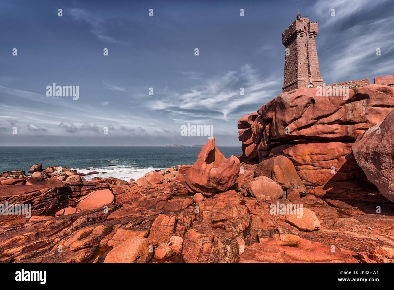Panoramablick auf den Leuchtturm von Men-Ruz in der Bretagne, Frankreich, gegen den dramatischen Herbsthimmel Stockfoto