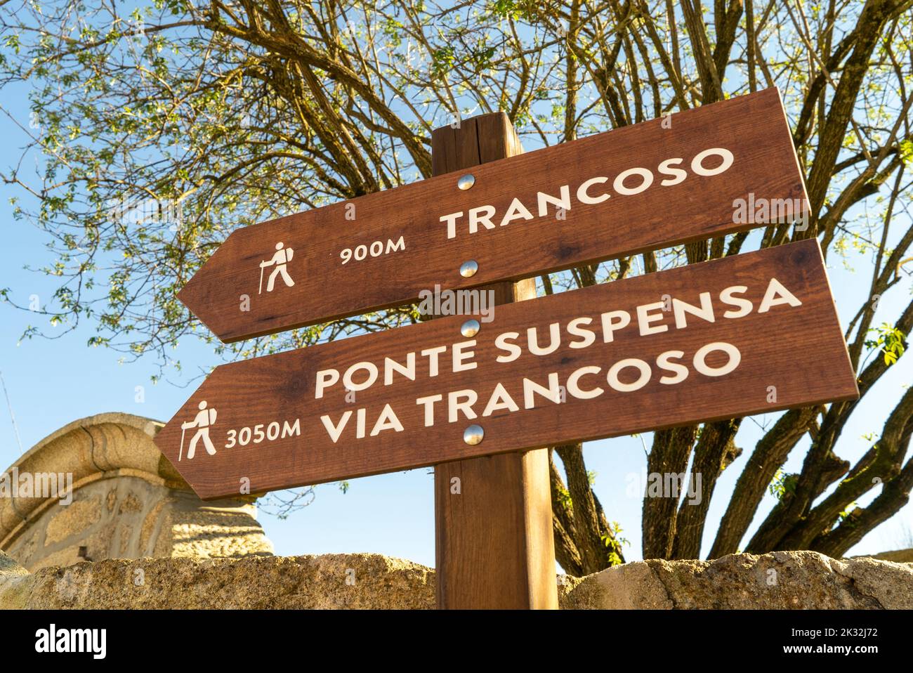 Ein kleiner Winkel von hölzernen Wanderschildern in der Landschaft von Arouca, Portugal Stockfoto