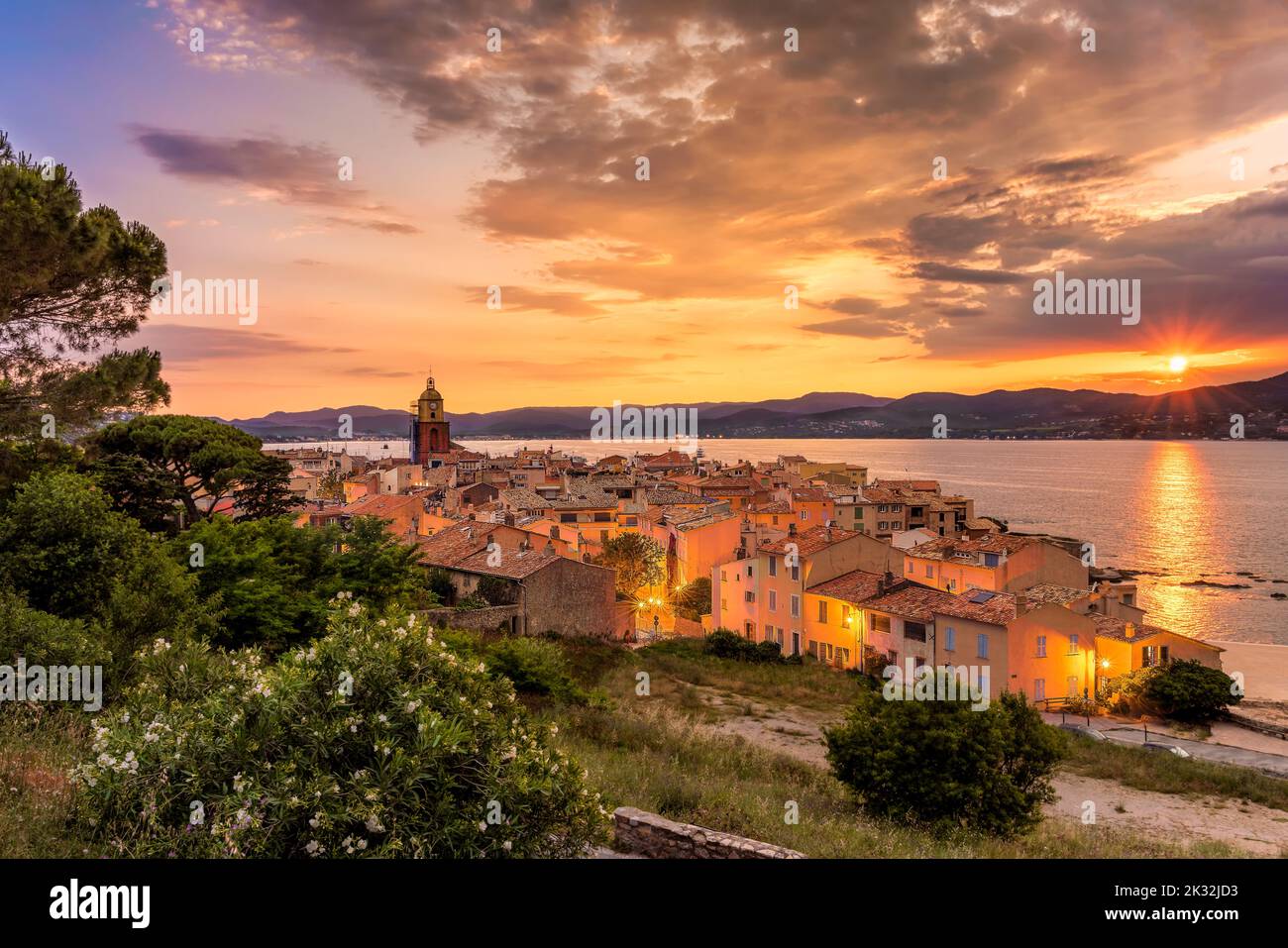 Landschaftlich schöner Blick auf Saint Tropez im Sommer bei Sonnenuntergang und eingeschaltetem Stadtlicht Stockfoto