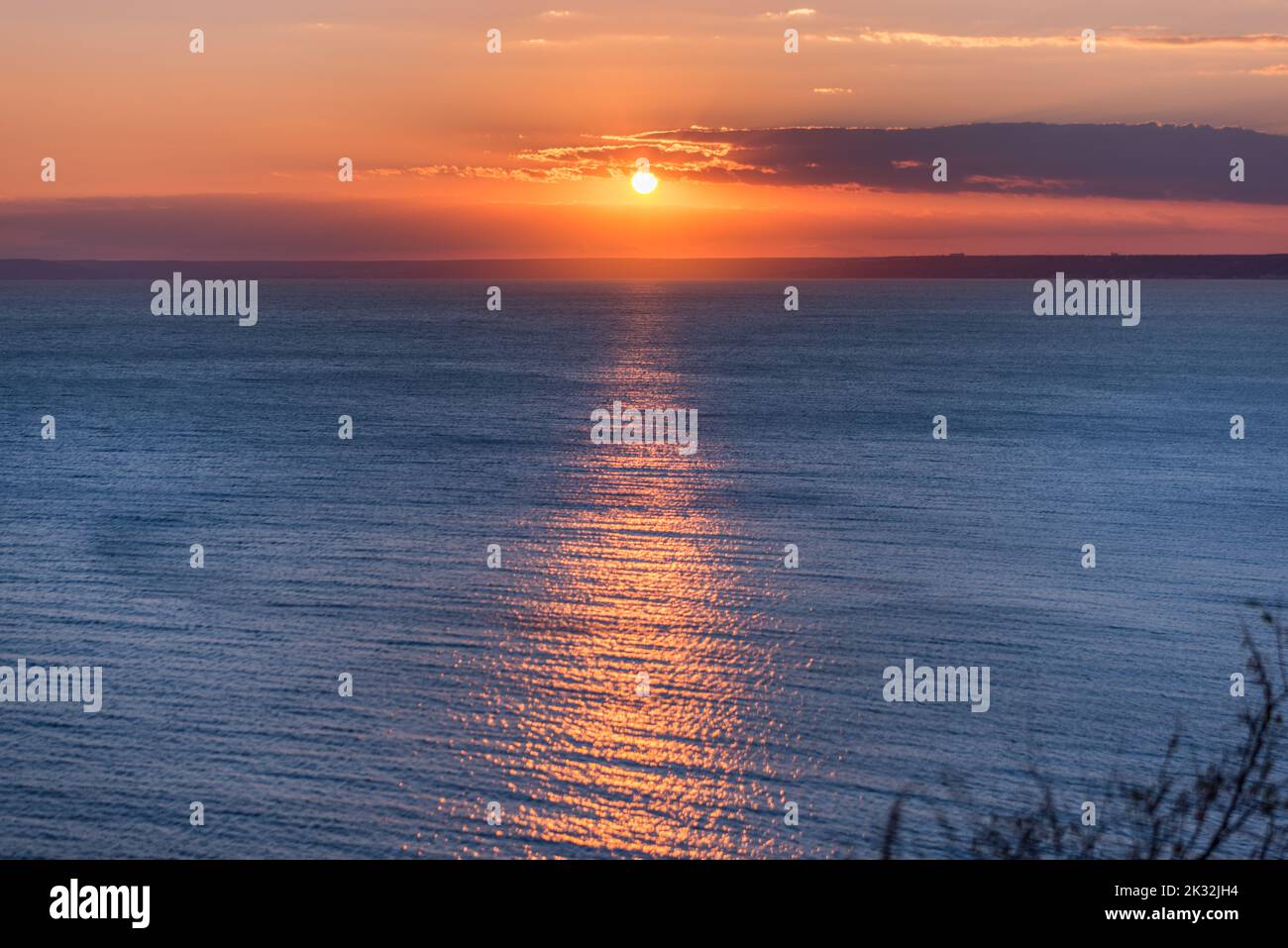 Panoramablick auf den Sonnenuntergang über dem Schwarzen Meer am Kap Kaliakra in Bulgarien Stockfoto