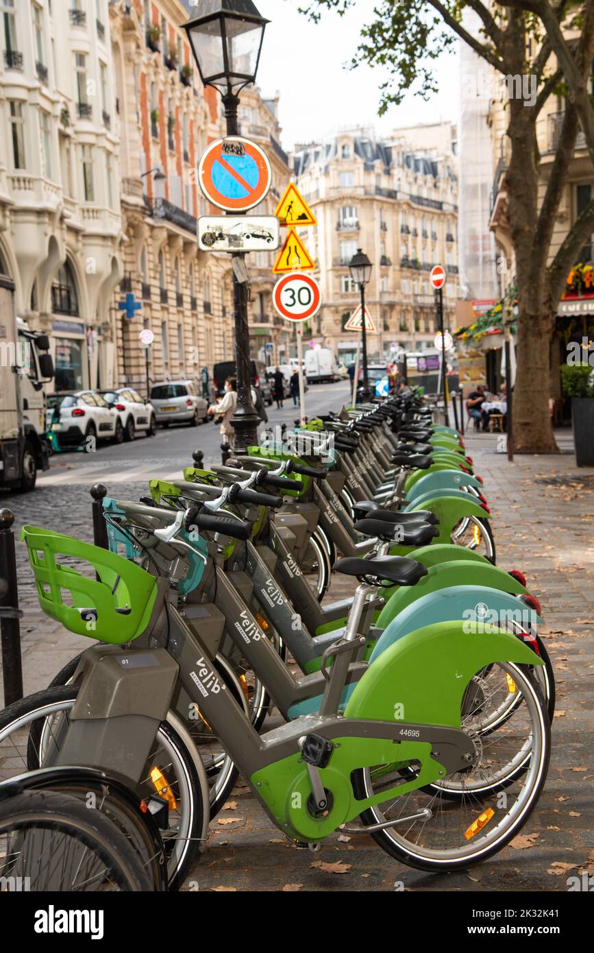 Paris, Frankreich. August 2022. Eine Reihe von Leihfahrrädern in Paris. Hochwertige Fotos Stockfoto