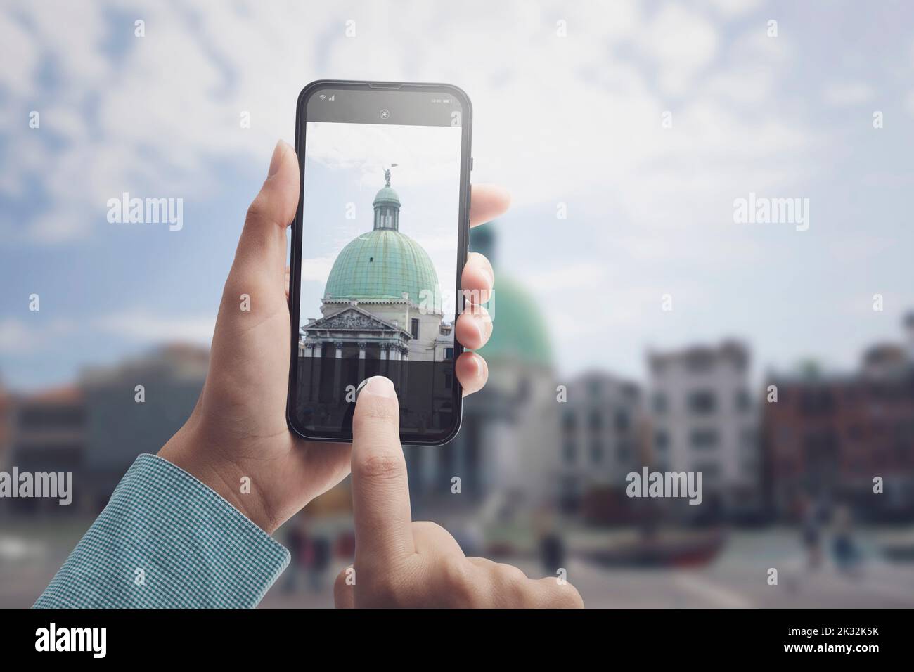 Tourist, der mit ihrem Smartphone, POV-Aufnahme, Fotos von historischen Gebäuden macht Stockfoto