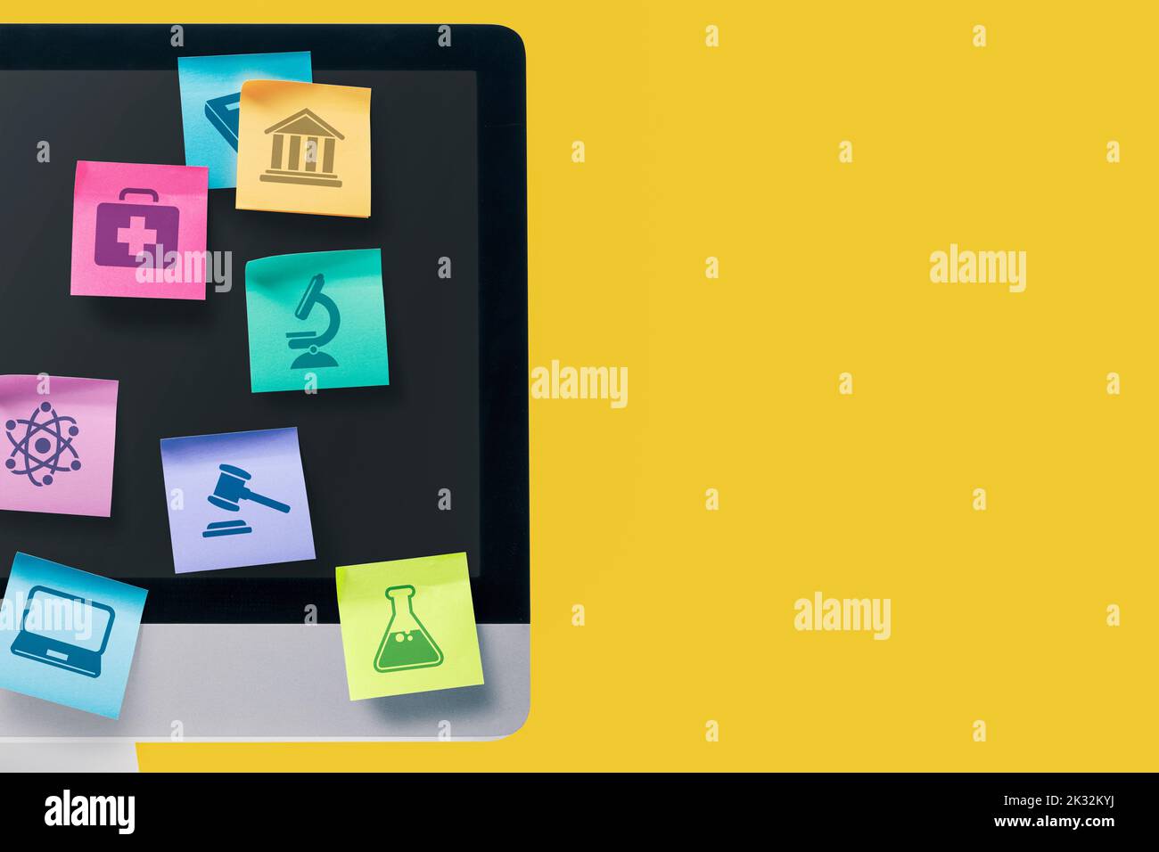 Haftnotizen mit Symbolen für Lerninhalte auf einem Computerbildschirm, Online-Lernkonzept Stockfoto