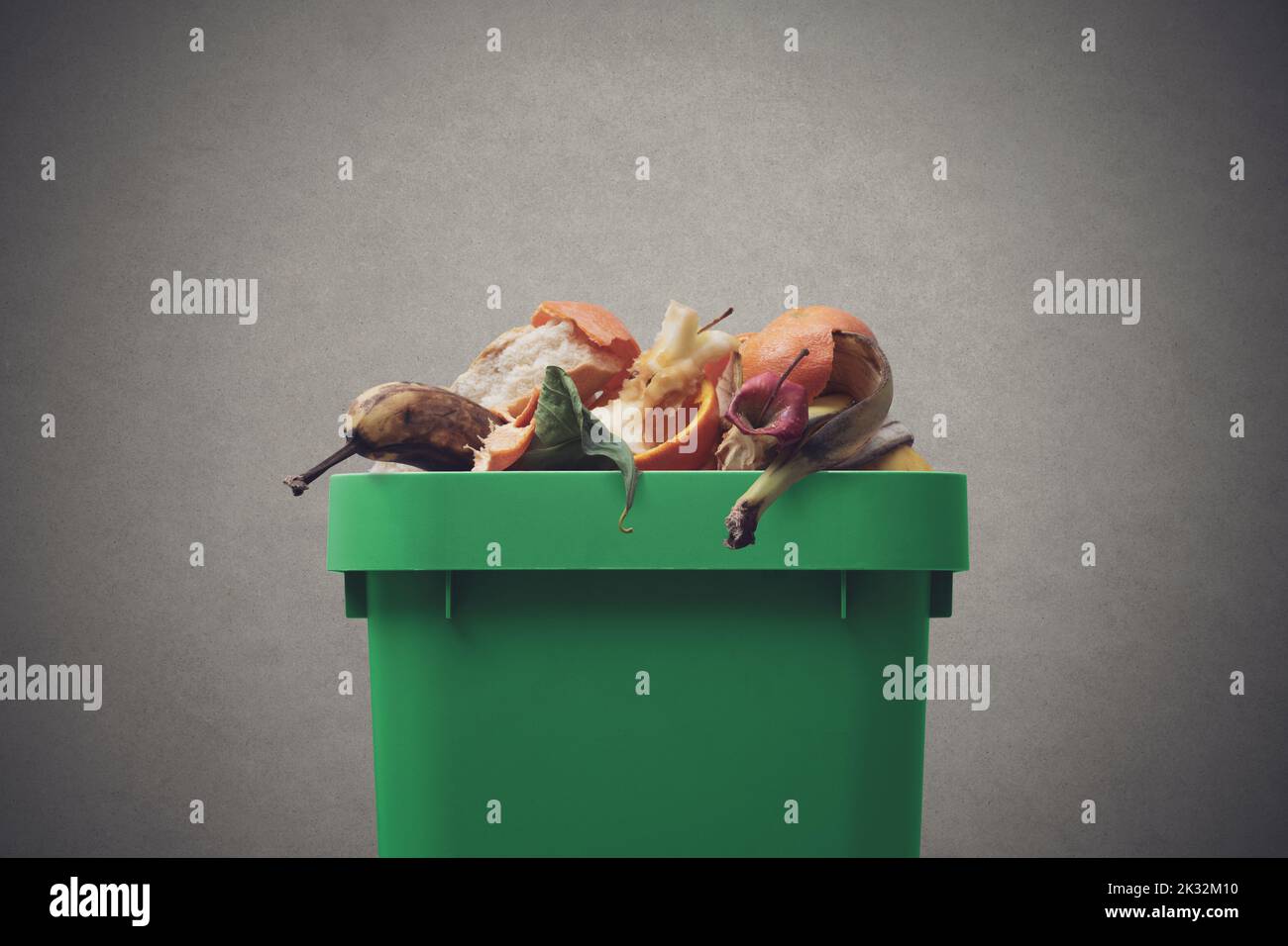 Mülltonne voller organischer Abfälle, Recycling und getrenntem Abfallsammelkonzept Stockfoto